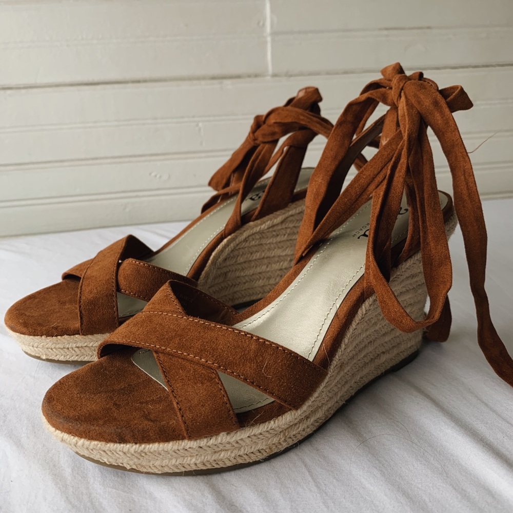 ❗️SOLD❗️strap wedges - Picture 4 of 5